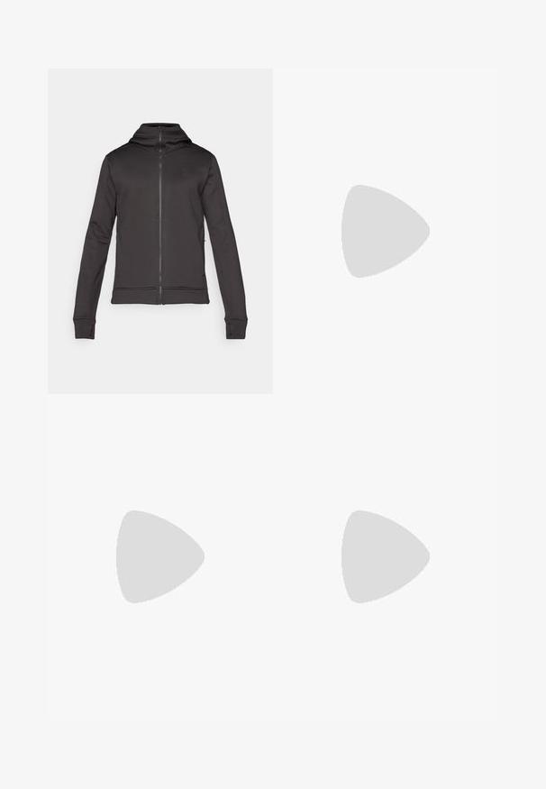 Felpa nera con zip realizzata in tessuto elasticizzato, dotata di un colletto alto, maniche lunghe e un discreto logo sul lato sinistro del petto.; T-shirt nera in cotone con maniche corte, colletto a giro, e un piccolo logo bianco sul lato sinistro del petto. Design semplice, texture liscia e vestibilità rilassata.; Pantaloni sportivi neri realizzati in tessuto leggero, con vita regolabile con cordino, tasche laterali e orli affusolati alle caviglie.; Sneaker da esterno nera con parte superiore in suede, suola in gomma testurizzata e robusto sistema di allacciatura. Presenta un tallone rinforzato e il logo del marchio sul lato.
