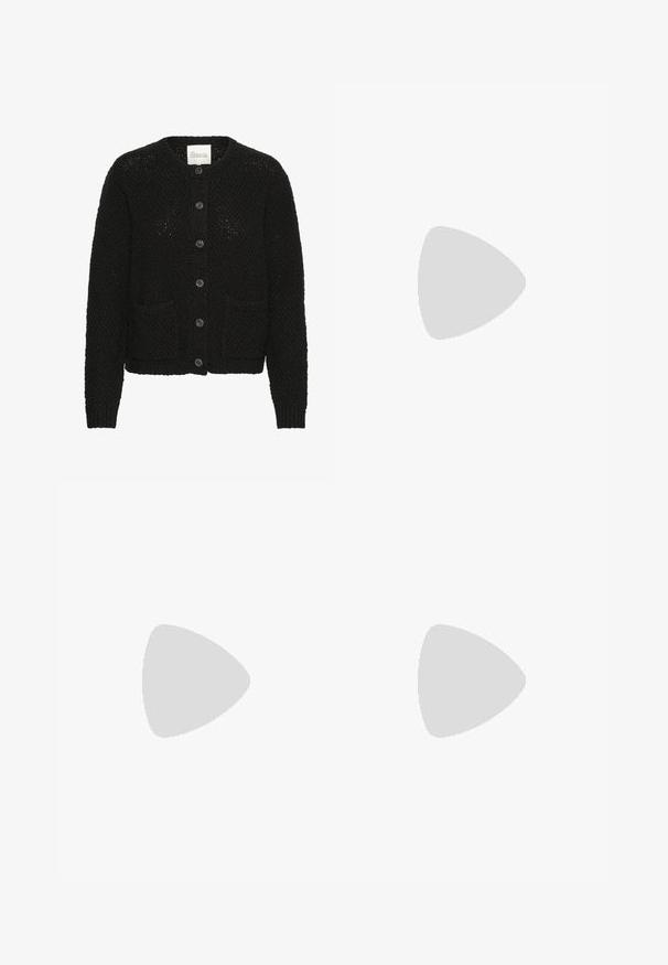 Schwarze Strickjacke mit rundem Ausschnitt, vorderen Knöpfen, zwei Taschen und strukturiertem Stoff. Verfügt über gerippte Bündchen und Saum.; Stradivarius ASYMMETRICAL  - T-Shirt print - black; Stradivarius Stoffhose - black; Schwarze Lederstiefel bis zum Knie mit quadrater Zehenform, niedrigem, gestapeltem Absatz und glatter Textur. Hervorgehoben durch eine geschwungene Nahtakzentuierung an der Seite.