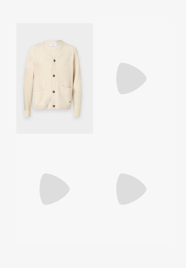 Κρέμ κάρντιγκαν με υφή πλέξης, V-λαιμόκοψη, πέντε καφέ κουμπιά, δύο μπροστινές τσέπες και ριμπ μανσέτες και στρίφωμα. Λογότυπο στο κάτω μέρος.; Λευκό κοντομάνικο μπλουζάκι φτιαγμένο από βαμβάκι με στρογγυλή λαιμόκοψη. Διαθέτει υποτυπώδη ανάγλυφο λογότυπο μπροστά και κόκκινη ετικέτα στο στρίφωμα.; Μπεζ chinos με ίσια γραμμή, βρόχους ζωνάκι, κλείσιμο με κουμπί και φερμουάρ μπροστά, και πλευρικές τσέπες.; Καφέ σουέτ μποτάκι με μαύρη καουτσούκ σόλα, στρογγυλή μύτη, κορδόνια μπροστά και αντίθεση στην ραφή. Διαθέτει βρόχο στη φτέρνα για εύκολη χρήση.