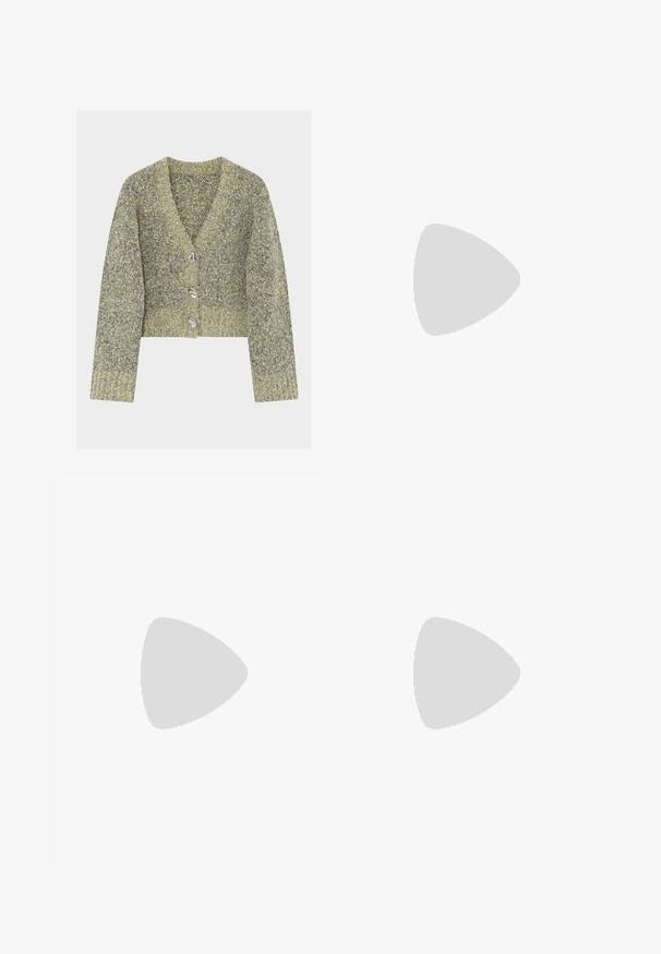Cardigan cropped de manga curta em malha texturizada com uma combinação de cores verde e cinza, apresentando quatro botões em tom prateado e um design de decote em V.; T-shirt preto de manga curta feito de algodão suave, com decote redondo, ajuste descontraído e uma textura suave. Sem padrões ou gráficos visíveis.; Calças largas castanhas feitas de algodão, com uma cintura ajustável por cordão e dois bolsos frontais. Tecido texturizado com um acabamento suave.; Saltos slingback em couro preto com bico fino, apresentando um salto esguio e um detalhe em tom dourado na alça ajustável. Textura suave.