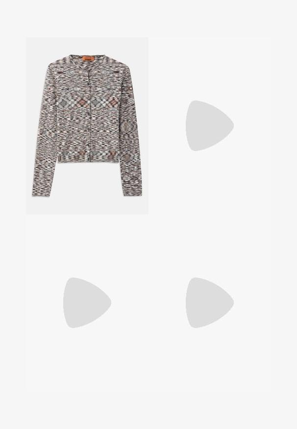 Cardigan corto con scollo rotondo, realizzato in tessuto a maglia testurizzata. Presenta un motivo astratto multicolore, bottoni frontali e maniche lunghe.; Top senza maniche nero a coste con scollatura rotonda. Realizzato in tessuto elasticizzato, presenta una silhouette aderente e bordi puliti.; Jeans in denim blu con taglio dritto, dotati di chiusura a bottone, passanti per cintura e tasche frontali. Realizzati in tessuto di cotone texturizzato.; Scarpa slingback da donna in stampa leopardata con tacco basso a blocco e fibbia dorata sul cinturino laterale, mostrata in profilo su sfondo semplice.; Borsa a tracolla intrecciata di colore crema con motivo a zigzag, manici in pelle marrone e un piccolo cartellino in pelle con marchio. Superficie in tessuto texture.