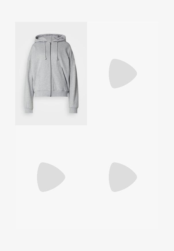 Pilkas zip-up džemperis su akmens spalvos kapišonu, laisvas, su šoninėmis kišenėmis, raukšlėtais rankogaliais ir apačia, pagamintas iš minkštos drėgmę sugeriančios medžiagos.; Juodas medvilninis marškinėliai su trumpomis rankovėmis, virš baltos ilgo rankovio sluoksnio, turinčio subtilų tekstūrinį raštą. Apvalus iškirpimas.; Juodi platūs kelnes su volaniniu juosmeniu, turinčiu dvi šonines kišenes ir glotnią, lengvą medžiagą. Nėra matomų raštų ar detalių.; Juodos sportinės bateliai su stambiu guminiais padu, tekstūrizuotu audinio viršumi, apvaliu pirštu ir raištelių uždarymu. Yra sutvirtinti akių angos ir nugaros kilputė.