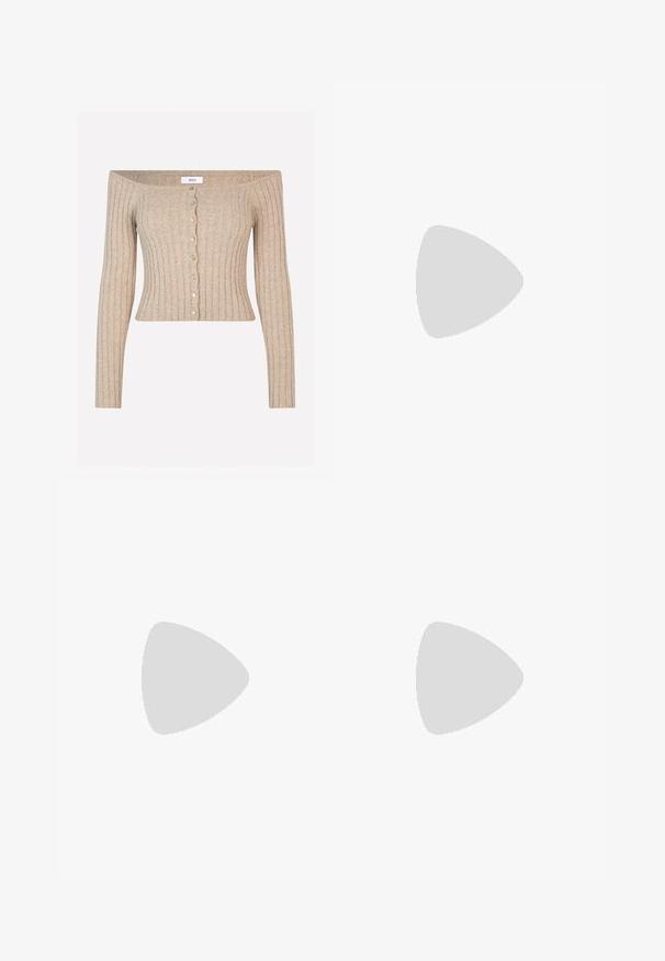 Pulover bej cu dungi, fără umeri, având mâneci lungi, o silueta ajustată și o închidere cu butoni în valuri, cu butoni decorativi.; Pieces PCKITTE ROLLNECK - Bluză cu mânecă lungă - chicory coffee; Jeans negre cu talie înaltă, evazați, din denim, cu închidere prin buton, buzunare laterale și o textură netedă.; Pantof cu talpă plată din piele neagră, cu vârf ascuțit, călcâi ușor ridicat și suprafață netedă. Design simplu, fără hardware vizibil sau modele.