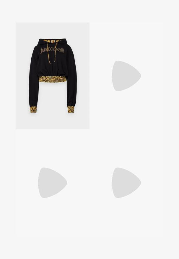 Felpa nera cropped con cappuccio, dotata di lacci dorati e la scritta "just cavalli" in testo decorativo. Decorata con una vita e polsini con motivo.; Crop top nero a maniche lunghe realizzato in tessuto texturizzato, con un design aderente e dettagli arricciati sul décolleté.; Pantaloni neri su misura con design a gamba dritta, dotati di passanti per cintura e tasche laterali. Realizzati in tessuto liscio con una finitura pulita.; Pantofole da balletto nere in pelle con punta arrotondata, texture liscia, dettagli di cucitura minimi e design con suola flessibile.