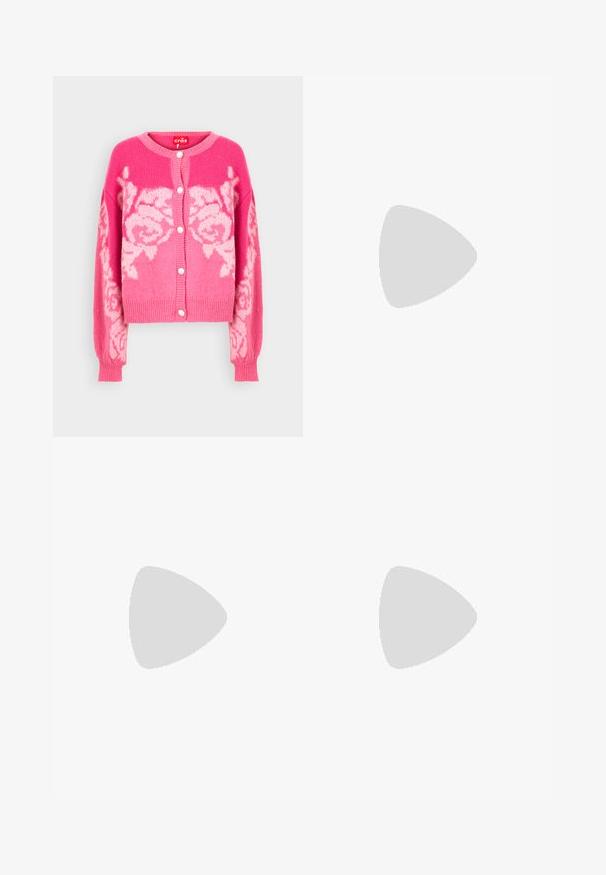 Cras ROSE CARDIGAN - Adīta jaka - pink; Balta kokvilnas T-kreklu ar īsām piedurknēm, kurā kreisajā pusē ir rozā ziedu raksts un zaļas lapas. Virs raksta ir pelēks "Guess" logo.; Melni bikses ar izsmalcinātu dizainu, kurām ir augsta josta, izgriezumi un taisnas kājas griezums. Izgatavotas no gludas auduma vienkrāsainā dizainā.; Melnas zamšādas augstpapēžu kurpes ar vienu punktētu purngalu un šauru, zemu papēdi. Gluda tekstūra ar elegantu dizainu, bez redzamiem aksesuāriem.