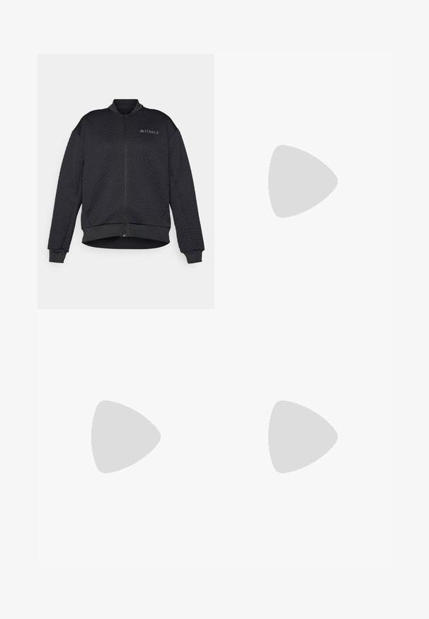 Chaqueta bomber acolchada negra con cremallera frontal, cuello de canalé, mangas con puños y logotipo bordado en el pecho. Detalle de tela texturizada.; Camiseta negra de manga corta hecha de tejido ligero. Presenta un cuello redondo y un pequeño logo blanco "TERREX" en el pecho.; Leggings atléticos negros hechos de una tela elástica, con una cinturilla alta, diseño ajustado y puños de tobillo acanalados. Sutil logo de la marca.; Zapatilla deportiva negra con acentos grises, que presenta una parte superior de malla texturizada, tres franjas blancas y una suela de goma para mayor tracción.