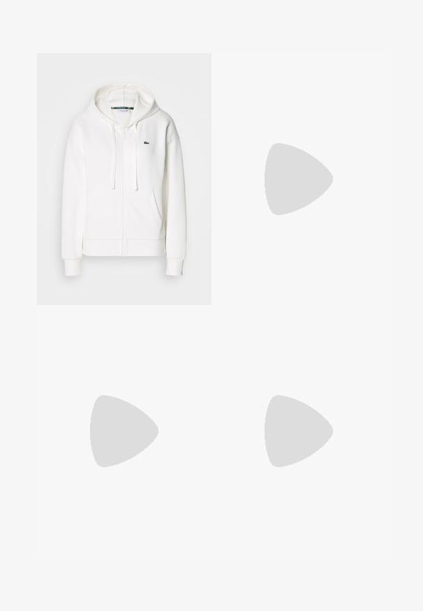 Witte zip-up hoodie gemaakt van zachte stof, met een capuchon, kangoeroezakken en een klein groen Lacoste-logo op de linkerborst.; Witte katoenen T-shirt met een ronde hals en korte mouwen. Bevat een groen geborduurd logo op de borst. Zachte textuur, losse pasvorm.; Witte sweatpants van zacht, gebreid materiaal. De elastische tailleband en boorden zorgen voor een ontspannen pasvorm. Minimalistisch ontwerp, zonder zichtbare patronen of accenten.; Witte leren sneaker met een gladde textuur, ronde neus, geperforeerde details, een groen krokodillenlogo en "Lacoste" branding aan de zijkant.