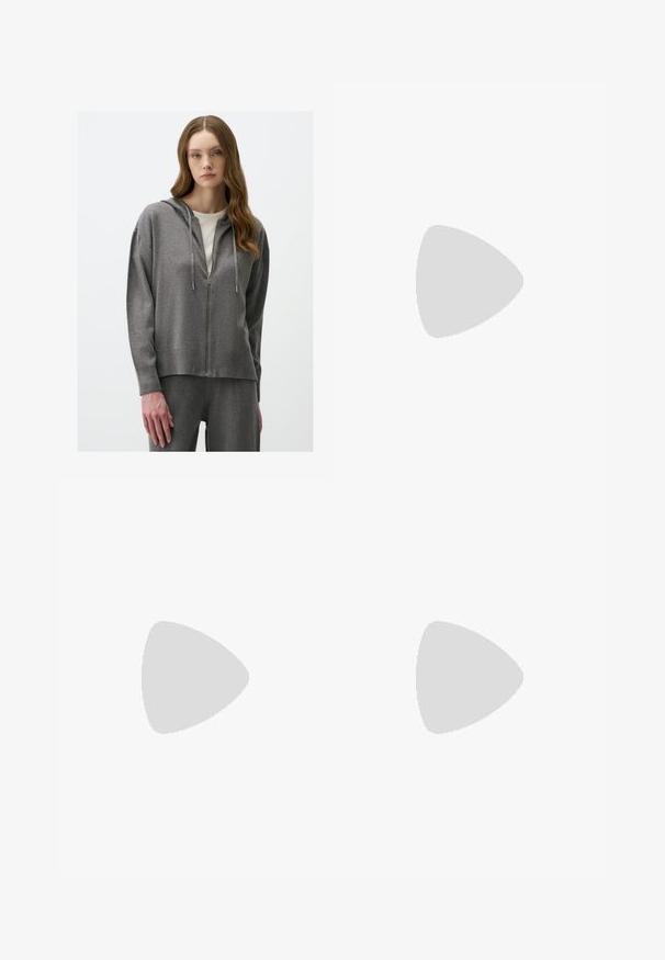 Grauer Reißverschluss-Hoodie mit Kapuze, der eine weiche Textur, einen gerippten Saum und lange Ärmel aufweist. Kombiniert mit passenden Hosen, die eine lässige Passform bieten.; Weißes kurzärmliges T-Shirt aus weicher Baumwolle, mit Rundhalsausschnitt und figurbetonter Form. Keine sichtbaren Muster oder Verzierungen.; Hellgraue Sweatpants mit entspannter Passform, elastischem Bund, Kordelzug und seitlichen Taschen; aus weichem, strukturiertem Stoff gefertigt.; Nike Sportschuh in Weiß und Hellrosa. Mit einem Obermaterial aus Mesh und einer markanten, gewölbten Sohle mit sichtbarer Luftpolsterung.
