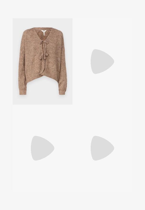 Brun strikket cardigan med V-udskæring, knyt-forklæde lukning og struktureret mønster, der ligner blade. Korte længde og lange ærmer.; Hvid fitted top lavet af ribbet stof med cap sleeves og samlede detaljer i siderne for tekstur og form.; Hvide bukser med bred benlængde lavet af et letvægtsstof. Har et elastisk talje med snor og sidelommer. Glat tekstur.; Hvide atletiske sko med teal-striber, tekstureret overdel og brune gummisåler. Sættet med hvide ribbede sokker.