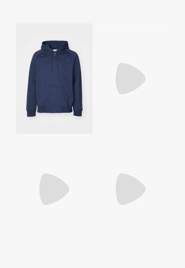 Sudadera con cremallera en color navy, hecha de una mezcla de algodón, que cuenta con capucha ajustable, bolsillos tipo canguro, puños de canalé y un pequeño logo en la manga.; Camiseta de algodón color crema con cuello redondo y mangas cortas; presenta un pequeño logo de color claro en el pecho.; Pantalones negros con un patrón intrincado de diversas formas, incluyendo diseños florales y rayas en naranja, verde y blanco.; Zapatillas en blanco y negro con parte superior de ante y cuero, que presentan tres franjas blancas, una puntera perforada y una suela de goma.
