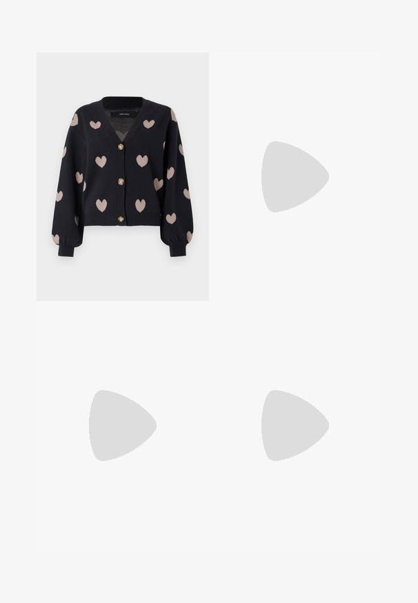 Cardigan nero con motivi a cuore crema, scollatura a v e cinque bottoni frontali. Caratterizzato da maniche a sbuffo e polsini a coste per un effetto testurizzato.; Blusa floreale con maniche puff lunghe, base di un chiaro crema, caratterizzata da motivi floreali in viola, arancione e verde, con un classico design del colletto.; Gonna maxi plissettata in un vivace motivo floreale rosso, rosa e marrone. La cintura elasticizzata e la texture morbida migliorano il comfort e lo stile.; Sneaker alta in tela bianca con suola in gomma nera, punta in gomma frontale e sei asole per i lacci, caratterizzata da un design pulito e minimalista.; Borsa a tracolla in pelle rossa con un design angolare e geometrico. Presenta una singola tracolla regolabile e una chiusura a patta con dettagli cuciti.