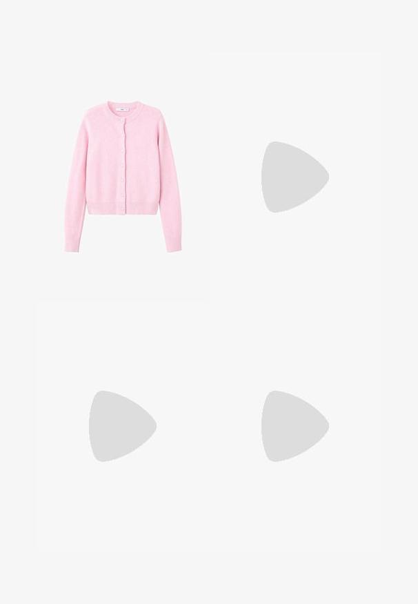 Krátký růžový cardigan vyrobený z měkké tkaniny, s kulatým výstřihem, předními knoflíky a žebrovanými manžetami a lemem.; Hnědé tričko s krátkým rukávem vyrobené z měkké bavlny. Má kulatý výstřih a volný střih, s hladkou strukturou a bez viditelných vzorů.; Hnědé kalhoty širokého střihu z bavlněné směsi, s třepicí na lemu, předním zapínáním na knoflík a klasickým designem pěti kapes. Minimalistické a univerzální.; Hnědá kožená otevřená vysoká bota na podpatku s hladkým povrchem a štíhlým stiletto podpatkem. Má výřezový design a minimalistický tvar.