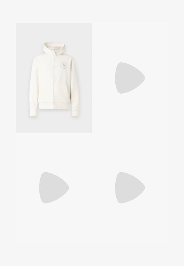 Felpa con zip di colore crema chiaro, dotata di tasca frontale, polsini a coste e un logo circolare sul lato sinistro del petto, caratterizzata da una texture di tessuto morbido.; T-shirt a maniche lunghe nera in cotone, con scollatura rotonda e un piccolo logo di coccodrillo ricamato in verde sul lato sinistro del petto.; Jeans di denim azzurro chiaro con una vestibilità ampia, gambe dritte, design a cinque tasche e chiusura con bottone in vita. Dettagli di cucitura minimalista.; Sneaker Lacoste grigie scure in materiale mesh e sintetico, con suola testurizzata e dettagli marroni sul colletto e sul branding.