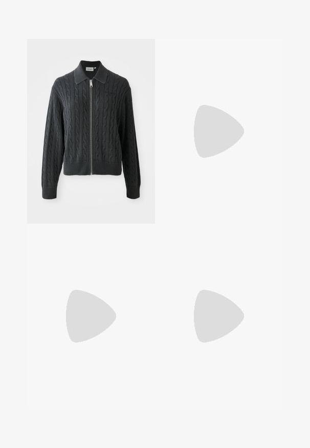Donkergrijze ritssweater met een kabelpatroon, kraagontwerp en gebreide manchetten en zoom. Voorzien van een zilveren ritssluiting.; Set van twee korte mouw cropped T-shirts in zwart en wit, gemaakt van ribbelstof met een ronde halslijn en een getailleerd ontwerp.; Donkere spijkerrok met een hoge taille, recht gesneden, voorzakken en gestikte naden. Voorzien van een rits en knoopsluiting op de taille.; Een paar witte sneakers met bordeauxrode accenten, getextureerde panelen, een platte zwarte buitenzool en lichte veters, gedragen met witte enkelsokken.