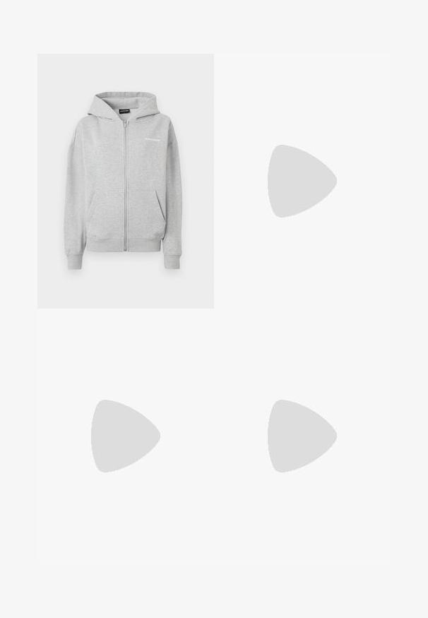 Graue Zip-Hoodie aus weichem Stoff. Mit einer Fronttasche, gerippten Bündchen und einer Kapuze. Kleines Logo auf der Brust bedruckt.; Schwarzes Langarm-T-Shirt aus Baumwolle mit Rundhalsausschnitt. Mit weißem Nike-Logo auf der Brust. Weiche Textur, simples Design.; Schwarze Sporthose aus glänzendem, glattem Stoff, mit einem elastischen Bund, weitem Bein und einem kleinen Logo auf der linken Seite.; Schwarze Sportschuhe mit einer strukturierten Oberseite, silbernen Akzenten und einer gemusterten Außensohle, kombiniert mit einem schwarzen langen Kleidungsstück. Auf einem blauen Teppich drapiert.