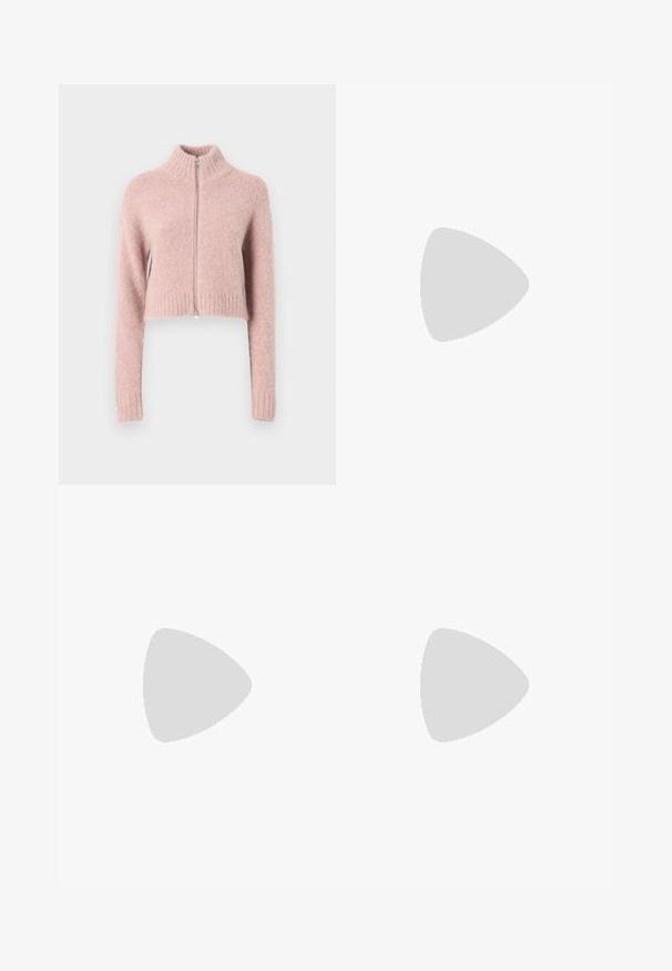 Kort zip-up tröja i mjuk rosa, tillverkad av fluffigt material. Har en ribbad krage och nederkant med detaljer i silver på dragkedjan.; Vit linne av elastisk ribbad tyg, med rund halsringning och ärmlös design. Slät yta, figurnära passform.; Ljust gula elastiska shorts med mjukt tyg. Har en lös passform, knälång skärning och enkel fåll utan fickor eller ytterligare dekorationer.; Beiga mockasiner i suedeklär med rund tå, justerbart band och spänne, mittsula i kork och texturerad svart gummisula för bra grepp.