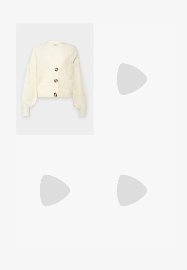 Crème gebreide cardigan met een diepe V-hals, vier grote, ronde gemarmerde knopen en pofmouwen. Cropped lengte met geribbelde mouwen en zoom.; Witte, korte tanktop gemaakt van een gladde stof. Beschikt over brede armsgaten, een ronde halslijn en schone randen zonder zichtbare patronen of versieringen.; Zwarte geplooide rok met een witte geweven trekkoord in de taille. Gemaakt van zachte stof, met een gladde textuur en een eenvoudig, klassiek ontwerp.; Witte klompen met een chunky ontwerp, voorzien van ronde ventilatiegaten, een achterkantriem en een gestructureerde zool voor grip. Gemaakt van lichtgewicht materiaal.; Tortoiseshell zonnebril met ovale monturen, donkergroene lenzen en slanke armen. Bevat een subtiele logo op de arm.; Zwarte stoffen tas met een enkele, brede schouderriem. Zachte, semi-gestructureerde vorm en gladde textuur; minimalistisch ontwerp, zonder zichtbare hardware.