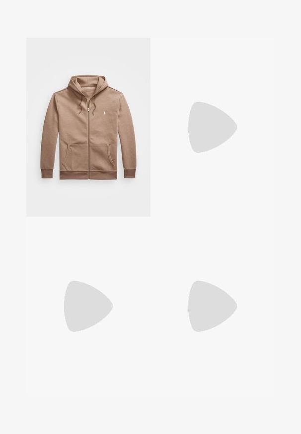 Καφέ φούτερ με φερμουάρ φτιαγμένο από μαλακό ύφασμα, διαθέτοντας μπροστινή τσέπη, κορδόνια στην κουκούλα και ένα μικρό κεντημένο λογότυπο στο στ�ήθος.; Λευκό μπλουζάκι μακρυμάνικο από βαμβάκι. Διαθέτει στρογγυλή λαιμόκοψη, ριμπ μανσέτες και μικρό λογότυπο στη ναυτική μπλε απόχρωση στην αριστερή πλευρά του στήθους.; Εκρού ελαστικά παντελόνια με κορδόνι στη μέση, ίσια πόδια και πλάγιες τσέπες σε απλό φόντο.; Λευκό χαμηλό αθλητικό παπούτσι με μαύρη ταμπέλα στην πτέρνα και μαύρο λογότυπο Polo Ralph Lauren στο πλάι, με λευκές κορδόνες και χοντρή καουτσούκ σόλα.