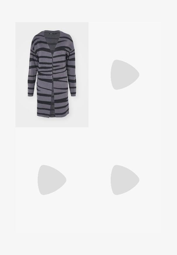 Lang, åpen cardigan i nyanser av grått med svarte abstrakte striper. Laget av mykt materiale med avslappet passform og nedsatte skuldre.; Tre lange ermer t-skjorter stablet: svart, grå og hvit. Hver har en rund hals og et kort design med glatt, lett stoff.; Sorte flared leggings laget av stretchy stoff. Har en bred midjebånd og en glatt tekstur, med en tettsittende silhuett som blir videre nedover.; Sort skinnesko i svart semsket lær med hvite striper, gummisåle og en blank sølvfarge på hælen. Har et klassisk lavt design.