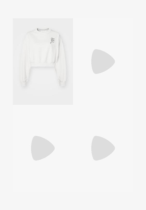 Sweatshirt blanc court à manches longues, avec des poignets côtelés et un col rond. Présente un logo en script noir sur la zone de la poitrine gauche.; T-shirt en coton blanc avec un col rond, des manches courtes et un petit logo noir "Calvin Klein" sur la poitrine. Design simple, sans motifs.; Pantalons larges blancs en tissu léger, présentant une texture lisse, des lignes épurées et une taille haute.; Sneaker noir avec des panneaux en cuir lisse et en daim, lacets plats, bout rond et semelle en caoutchouc blanche. Logo distinct au niveau du talon.