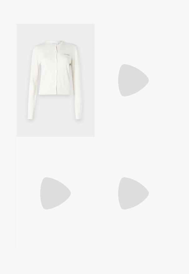 Hvit cardigan, ribbede mansjetter og hem, rund hals, knappelukking, har liten grå brodert tekst "2ND DAY" på venstre side.; Svart bomulls t-skjorte med rund hals, kortermet design, med en liten, tonet logo på øvre venstre side. Glatt tekstur.; Sorte vidde bukser laget av bomull, med høy midje, store sidelommer og belte med sølv detaljer.; Sorte skinnloafers med en kraftig gummisåle. Har et spenneaksent og broderte detaljer langs overdelen. Flat hel.