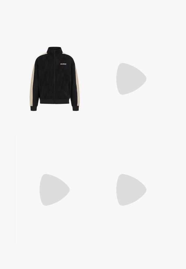 Guess KONTRASTSTREIFEN - Tröja med dragkedja - schwarz; Svart bomullströja med kort ärm och rund halsringning, prydd med den djärva vita "GUESS"-logotypen och texten "EST.1981" över bröstet.; Svarta sweatpants med dragsko i midjan, smalnande ben och ribbade muddarna. Slät tyg med en minimalistisk design.; Svarta träningsskor i mesh och syntetiska material, med röda accenter och vita sulor, placerade på trädecks.