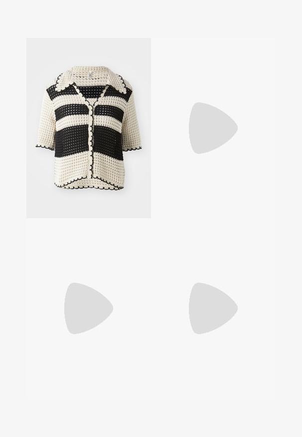 Sort og creme stribet hæklede cardigan med krave, korte ærmer, bølgede kanter og knaplukning foran. Struktureret strikket mønster.; Sleevless sort top lavet af glat stof, med en knude-detalje ved forkanten og en rund halsudskæring.; Lysblå flagrende jeans lavet af denim, med høj talje, fem lommer og en enkelt knaplukning. Blød tekstur med en falmet finish.; Sorte patentlæder slingback hæle med spids tå og en geometrisk blok hæl. Har et elegant, minimalistisk design og en glat tekstur.