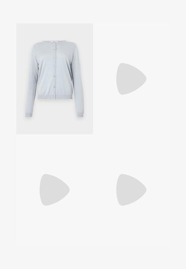 Cardigã tricotado cinza claro com mangas longas, gola redonda e fecho frontal com botões. Apresenta punhos e barra canelados. Tecido simples e texturizado.; T-shirt de algodão branco com mangas curtas, decote redondo e um corte descontraído. Textura suave, sem padrões ou detalhes, design minimalista.; Calças largas em algodão bege claro. Apresentam uma cintura alta, bolsos frontais e um corte reto. Acabamento de bainha limpo, sem padrões.; Mule de pele patente azul claro com bico alongado, salto baixo transparente e um design elegante com um recorte no vamp.