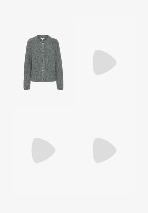 Cardigan grigio lavorato a maglia realizzato in materiale morbido, con colletto tondo, maniche lunghe e cinque grandi bottoni sul fronte.; Due top in maglia senza maniche, a collo alto, in nero e bianco, con un design aderente e una superficie liscia, di lunghezza cropped.; Pantaloni neri a gamba larga realizzati in tessuto leggero, caratterizzati da una chiusura frontale con bottone e frontale piatto, con orli cuciti con precisione.; Scarpe sportive con tomaia in pelle bianca, punta in suede grigia e tre strisce nere. Presentano un logo blu sulla linguetta e una suola in gomma testurizzata.