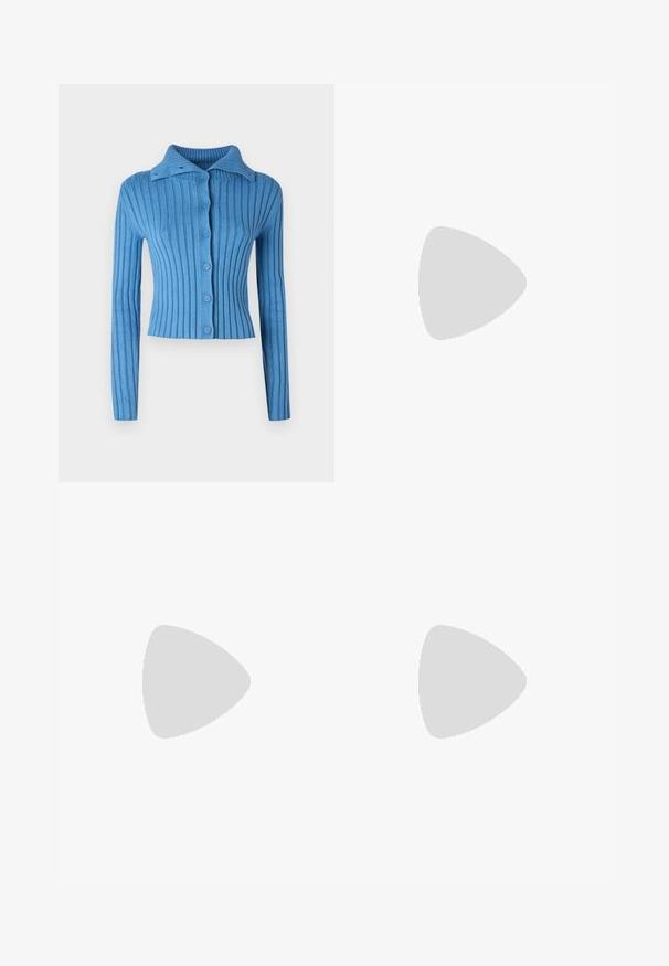 Cardigan bleu à côtes avec un col, des manches longues et une fermeture à boutons sur le devant. Tissu texturé avec des rayures verticales.; Top sans manches blanc en tissu texturé. Présente un col plongeant et un détail de laçage à l'avant avec des liens lâches. Ourlet volanté.; Jupe maxi en rose clair à volants, fabriquée dans un tissu texturé et léger. Taille élastique et ourlet fluide avec des accents volantés.; Chaussures plates argentées et blanches avec des sangles croisées et des détails texturés, complétées par un pantalon noir ample. Sur un sol bleu.