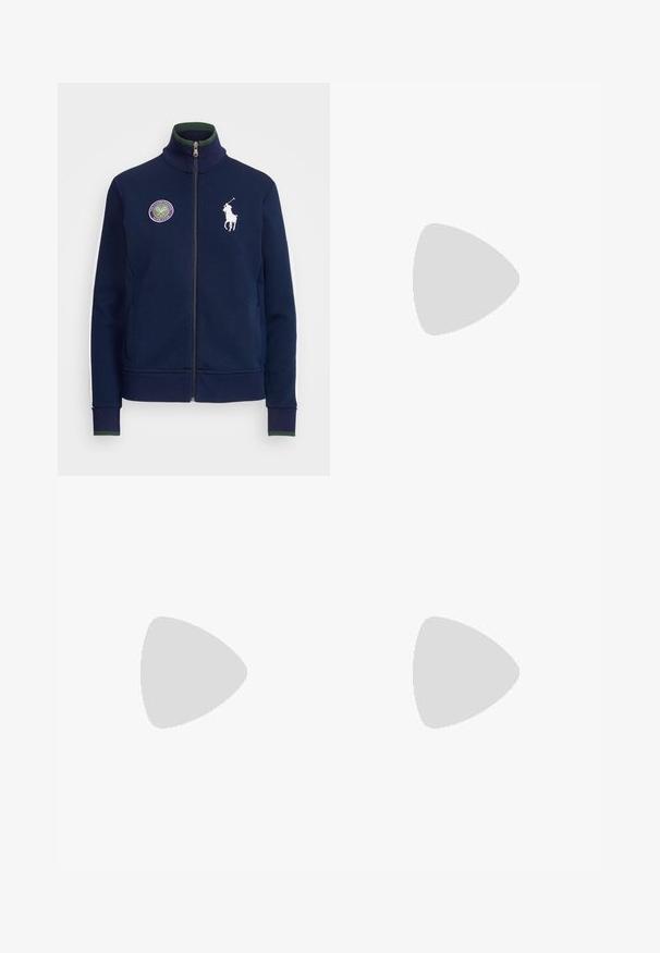 Polo Ralph Lauren WIMBLEDON BALLPERSON FULL ZIP JACKET - Majica s kapuljačom i patentnim zatvaračem - navy/white; Bijela košulja dugih rukava, pamuk, okrugli izrez, s malim mornarskim logotipom na lijevoj strani prsiju. Jednostavan dizajn, regularna kroja.; Bijele široke hlače s visokim strukom, s kopčanjem na dugme i suptilnim detaljima šivanja. Izrađene su od pamuka s glatkom teksturom.; Bijele kožne tenisice s glatkom površinom, tamnoplave naglaske i mali logo sa strane. Imaju ravne vezice i teksturiranu gumu za potplat.