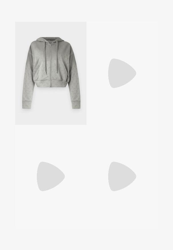 Šedá krátká mikina s kapucí na zip vpředu, s měkkou texturou a jemným vzorem opakujících se log na rukávech a těle. Má kapuci se šňůrkami.; Hnědé tričko s krátkým rukávem vyrobené z měkké látky, s kulatým výstřihem a volným střihem. Bez viditelných vzorů nebo dekorací.; Tmavě zelené široké džínsy vyrobené z bavlněné směsi, s předním zapínáním na knoflík, pěti kapsami a klasickým denimovým stehem.; Bershka Sandály na vysokém podpatku - black