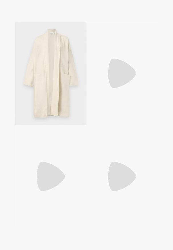 Dlouhý smetanový kardigan s otevřeným předním dílem, dvěma předními kapsami a širokými klopami, vystavený na bílém pozadí.; Sada tří triček s krátkým rukávem v černé, šedé a bílé barvě. Vyrobena z bavlny, s kulatým výstřihem a jednoduchým jednobarevným designem.; Černé vysoké džíny s knoflíkem a zipovým zapínáním, předními kapsami a rozšířenými nohavicemi, ležící na bílé podložce.; Bílé platformové tenisky vyrobené z hladkého syntetického materiálu, s kulatou špičkou, šněrováním a texturovanou gumovou podrážkou. Černý akcent na patě.