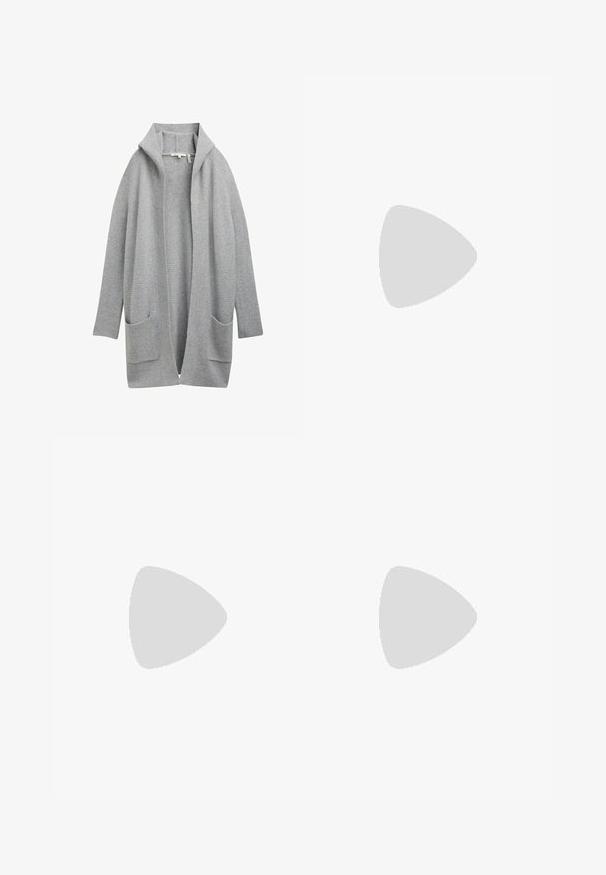 Svetlo siva, dolga cardigan jopica iz mehkega materiala, z šalom ovratnikom, odprtim sprednjim delom in dvema sprednjima žepoma z rebrastimi detajli.; Črna bombažna majica s krožnim izrezom in kratkimi rokavi. Ohlapen kroj, enostaven dizajn brez vidnih vzorcev ali akcentov.; Črne škornje do kolen iz gladke usnje, z debelim peto in zaobljenim nosom. Minimalističen dizajn brez vidnih dodatkov ali okraskov.; Črne pravokotne sončna očala z zelenimi lečami. Narejena iz plastike z osmokotno obliko in gladko površino. Na strani je blagovna znamka Ray-Ban.