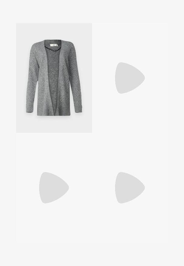 JDY JDYBIGUM LONG OPEN CARDIGAN - Cardigan - medium grey; Sett med tre kortermede t-skjorter i svart, grått og hvitt. Laget av bomull, med rund hals og en enkel, ensfarget design.; Lyse beige joggebukser laget av mykt stoff, med snor i livet, vide ben og vertikale sømmer, med en jevn tekstur.; Hvite plattform sneakers laget av glatt syntetisk materiale, med rund tå, snøring og en strukturert gummisåle. Svart hæl akcent.