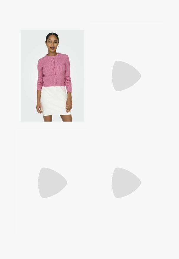 ONLY ONLKATIA BUTTON CARDIGAN - Kardigán - carmine rose; Džínová košela v tmavomodrej farbe s golierom, dlhými rukávmi, dvojitými náprsnými vreckami a kontrastnými stehovými detailmi.; Džíny s vysokým pásom a širokými nohavicami v modrej farbe, vyrobené z denimu, s klasickým dizajnom päť vreciek a jemným zesvetlením pozdĺž nohavic.; Čierne lakované topánky s hrubou platformou a hrubými šnúrkami. Zaoblená špička, minimálne detaily a malá pätka na zadnej strane.