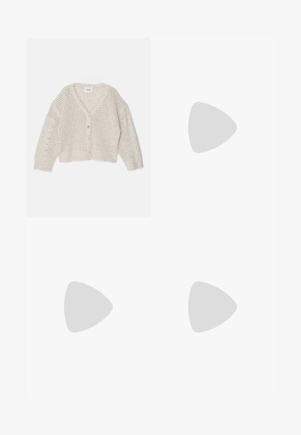 Cardigan tricotat de culoare bej deschis, cu decolteu în V, model cu țesătură deschisă, mâneci lungi și cinci butoane. Dispune de detalii cu tiv și manșete cu model dublu.; Tricou alb din bumbac, cu mâneci scurte, guler rotund, croi lejer și tiv cusut. Eticheta este vizibilă pe interiorul gulerului.; Pantaloni negri largi dintr-un material moale și ușor, cu o talie elastică și tiv cusut, oferind o potrivire relaxată.; Sandelă din piele neagră cu vârf pătrat, curele subțiri, curea ajustabilă la gleznă și toc mic. Prezintă un mic accent auriu pe curea.