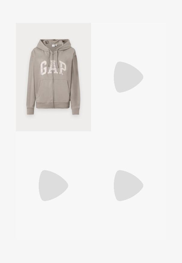 Svjetlo siva dukserica na zip s prednjim dzepovima, kapuljačom na šnuru i velikim "GAP" logotipom koji se proteže preko grudnog dijela u podebljanim slovima.; Crna oversized majica s grafikom medvjeda i natpisom "NIJE SLATKO, ALI DIVLJE" u podebljanim, bijelim slovima. Pamuk.; Svijetloplave, visoko-strukirane traperice. Imaju široke nogavice, dva razderana područja na koljenima i klasičan stil s pet džepova.; Bijela visoka platnena tenisica s crnom gumenom potplatom, prednjim gumenim zaštitnikom prstiju i šest rupa za vezanje, s čistim, minimalističkim dizajnom.