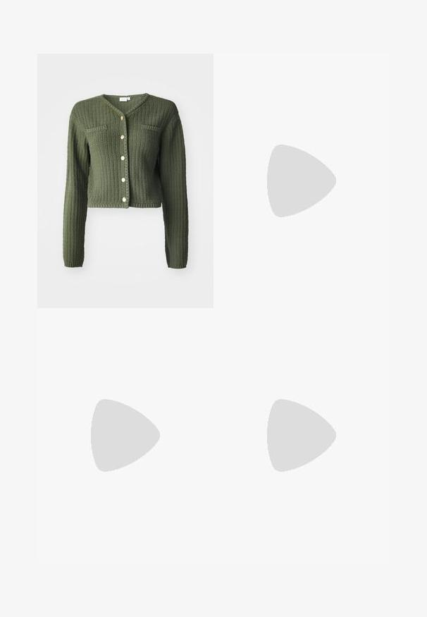 Tmavozelený pletený cardigan s výstrihom do V, dlhými rukávmi a skráteným strihom. Obsahuje predné gombíky a dve náprsné vrecká.; Tričko s dlhým rukávom v troch farbách: čiernej, sivej a bielej. Každé má okrúhly výstrih a skrátený strih vyrobený z hladkej, ľahkej tkaniny.; Čierne rozšírené nohavice vyrobené z elastického materiálu, s vysokým pásom a rozšírenými nohavicami so bočnými rozparkami pre väčšiu voľnosť pohybu.; Sivé semišové tenisky s bielymi šnúrkami, čiernymi pruhmi a bielou gumovou podrážkou. Obsahujú okrúhly logo na jazyku a gumenú podrážku.