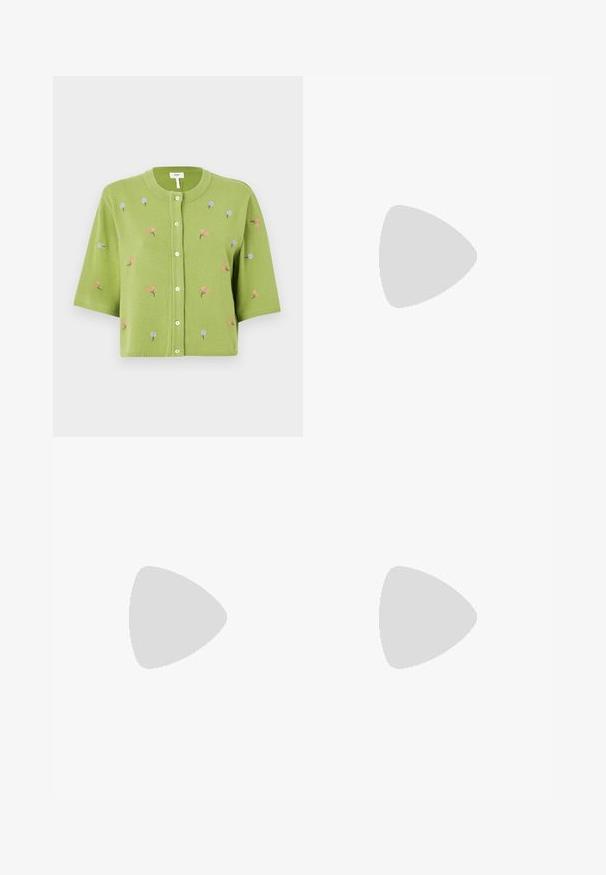 Grønn strikket cardigan med korte ermer, med rosa og blå blomstermønster, rund halslinning og knapplukking foran.; Svart oversized t-skjorte med en grafikk av en bjørn og teksten "IKKE SØT, MEN VILL" i fet, hvit skrift. Laget av bomull.; Lyseblå høytlivsjeans laget av denim. Har vide bein, to revne knær og klassisk fem-lommers design.; Hvit høy-skinn kanvas sneakers med svart gummisåle, gummitåhette foran og seks hull for snorer, med et rent, minimalistisk design.