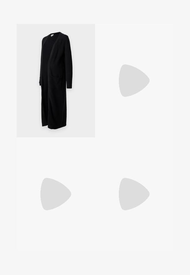 Zwarte lange cardigan van zachte gebreide stof, met een open voorkant, lange mouwen en twee voorzakken. Eenvoudig ontwerp met geribbelde manchetten.; Witte T-shirt met korte mouwen, gemaakt van zachte katoen. Heeft een ronde halslijn en een relaxte pasvorm. Schoon ontwerp zonder zichtbare patronen of accenten.; Witte linnen broeken met een losse pasvorm, elastische tailleband en trekkoord. Heeft rechte pijpen en opgerolde zoom voor een casual uitstraling.; Zwarte leren pump met een spitse neus en een lage blokhak. Beschikt over een enkelband met een goudkleurige gespsluiting. Gladde textuur.