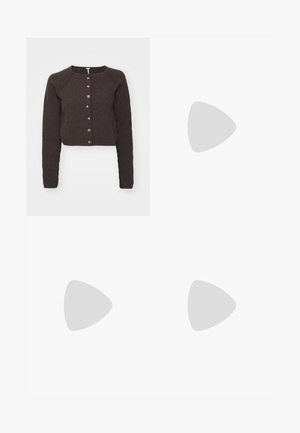 Rjavo skrajšani kardigan z dolgimi rokavi, teksturirano blago in sedmimi sprednjimi gumbi. Ima raglan rokave in okroglo ovratnico.; Cvečni crop top z tankimi naramnicami; bela osnova okrašena z majhnimi rožnatimi, rumenimi in vijoličnimi cvetovi; zavit sprednji del; lahek material.; Široke traperice iz črnega denima z zadrgo spredaj, petimi žepi in diskretnimi šivi. Gladka tekstura in ležeren slog.; Črne lakirane sandale s peto, kvadratnim prstom, trakovi okrog gležnja in srebrnimi zaponkami. Opremljene so s stabilno Debelo peto.