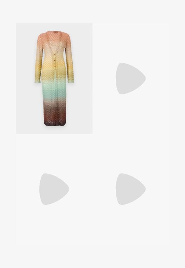 Pulover do kolen v pletenem vzorcu, ki prehaja iz breskevne v rumeno in nato v smaragdno zeleno, s dolgimi rokavi in gumbnim zapiranjem.; Bela rebrasta maica brez rokavov z okroglo ovratnico in širokimi naramnicami, z oznako "AGOLDE" in velikostjo "S."; Črne kavbojke z visokim pasom in ravnimi nogavicami, z gumbom in zadrgo spredaj, dvema sprednjima žepoma in dvema zadnjima žepoma.; Rumena satenska čevlja s koničastim nosom in nizkim petkom, z dekorativnim zapestnim trakom, okrašenim s kamenčki. Gladka tekstura, minimalen dizajn.; Črna usnjena torbica okrogle oblike, mehke teksture, z vozlanim ročajem in zlatimi kovinskimi dodatki. Zadrga za zapiranje.