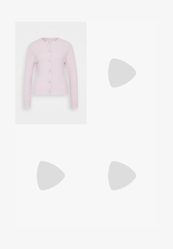 Samsøe Samsøe CARDIGAN - Kofta - lilac snow; Vit bomullstopp med vid halsringning och tunna axelremmar. Slät textur utan synliga mönster eller dekorationer.; Breda byxor i marinblått, tillverkade av lättviktig tyg. Har en något texturerad yta, elastisk midja och framseams.; Vit lädersneaker med en slät yta, beige mockadetaljer, rund tå, platt snörningsdesign och en texturerad gummisula.