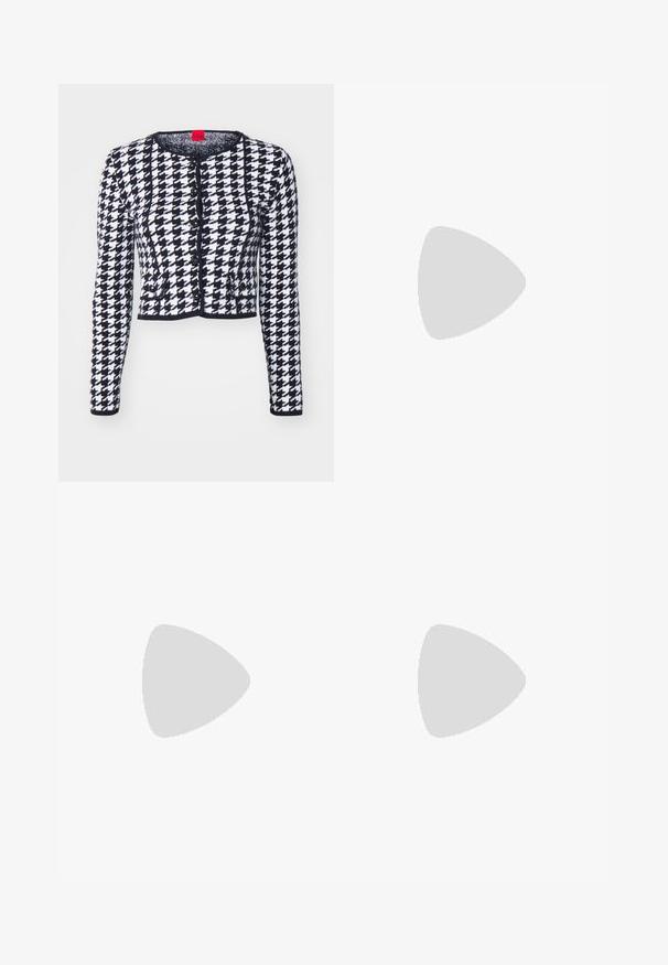 HUGO SORPER - Casaco de malha - black/white; T-shirt de algodão preto com decote redondo, mangas curtas e um logótipo bordado no peito. Corte simples e descontraído, sem padrões.; Calças pretas de corte ajustado com um design de perna reta, apresentando uma textura lisa e pregas bem definidas na frente. Sem hardware visível.; Saltos slingback em couro preto com bico fino, apresentando um salto esguio e um detalhe em tom dourado na alça ajustável. Textura suave.