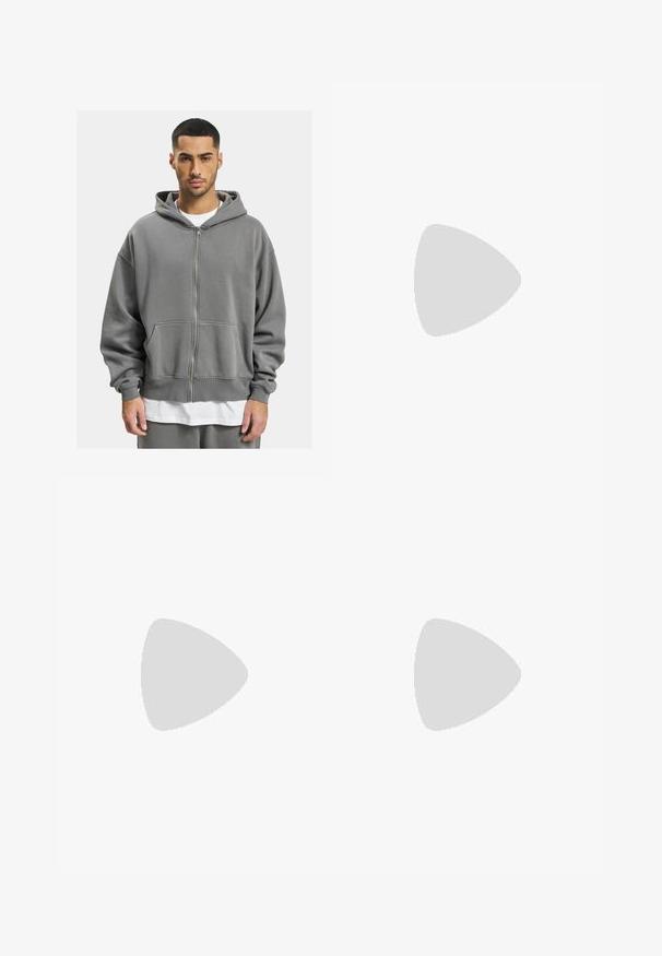 Grå lynlås hættetrøje med frontlynlås, store lommer og en rummelig hætte. Lavet af blødt, tekstureret stof med ribbede manchetter.; Nike sort bomulds t-shirt med en klassisk rund hals, korte ærmer og et diskret, præget logo på brystet. Glat tekstur.; Sorte sweatpants lavet af blødt stof med elastisk talje, snøre og et lille Nike-logo på venstre lår.; Sorte træningssko med tekstureret stof og gummisåler, udstyret med elastiske snørebånd og en blå detalje på hælen. Bæres med lyse denimbukser.
