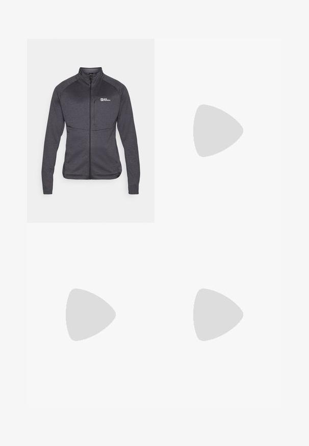 Chaqueta de cremallera gris oscuro hecha de una tela texturizada. Presenta un cuello alto, mangas largas y un logotipo en la parte delantera en el pecho.; Camiseta atlética corta negra de manga corta con una tela texturizada, que presenta un logo blanco en el lado izquierdo del pecho y un dobladillo recto.; Pantalones de senderismo grises con un diseño ajustado, múltiples bolsillos y acentos en gris oscuro y negro. Fabricados con un material flexible y duradero.; Zapatilla de trail running negra con upper texturizado, suela de goma y puntera reforzada. Presenta un collar acolchado y una lengüeta para poner y quitar fácilmente.