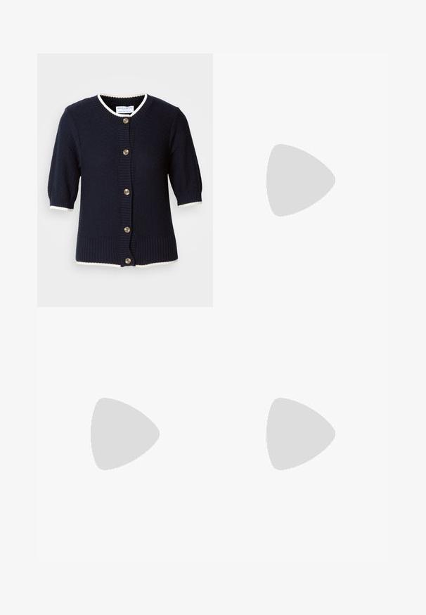 Jūras tumši zils adīts kardigans ar īsām piedurknēm, ribotiem aproču malām un krēmveida apdari. Sešām zeltītām pogām centrā. Tekstūrēta auduma.; Balts īsām piedurknēm T-krekls, kas izgatavots no mīksta kokvilnas. Tam ir apaļš izgriezums un brīvs piegriezums. Tīrs dizains bez redzamām rakstiem vai akcentiem.; Melni kokvilnas auduma bikses ar taisnu kāju dizainu, priekšējo pogu aizdari un divām sānu kabatām. Gluda tekstūra, bez redzamām rakstu zīmēm.; Melnas ādas sūkņi ar smailu purngalu un zemu bloku papēdi. Iezīmēts ar potītes siksniņu ar zelta krāsas sprādzi. Gluda tekstūra.