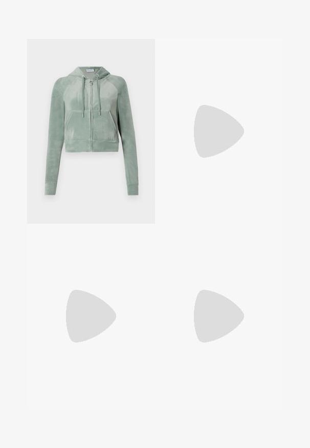 Geknipte hoodie in gedempt groen velours, met een ritssluiting aan de voorkant, verstelbare koordjes en twee voorkruiszakken. Glad van textuur met logodetail.; Zwarte katoenen t-shirt met een ronde halslijn en korte mouwen, met "Juicy Couture SPORT" in het wit afgedrukt op het midden van de voorkant.; Bershka WIDE-LEG - Wide leg - black; Mintgroene sneakers met blauwe accenten, voorzien van een textuurgedeelte op de hak, drie blauwe strepen en een gomrubberen zool. Draagt met lichtbeige sokken.