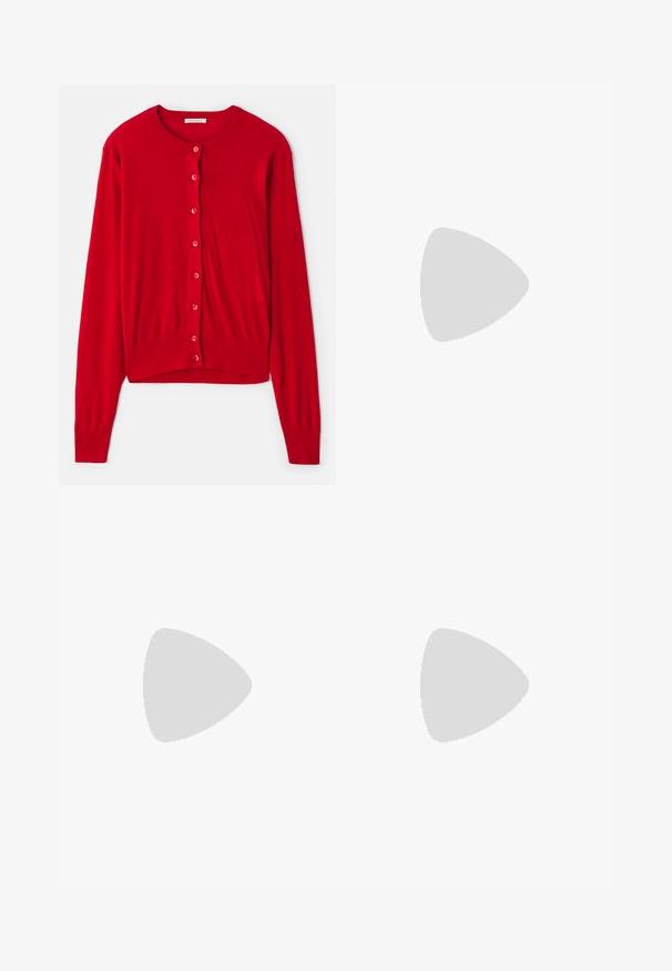 Rød cardigan med lange ermer, rund halslinje og åtte matchende knapper. Myk stoff med ribbede mansjetter og hem. Lett design.; Svart, ribbestrikket tanktop med rund hals og ermeløst design. Laget av elastisk stoff, har den en tettsittende silhuett og rene kanter.; Marinefargede skreddersydde bukser med rett snitt, med en glatt tekstur, to frontlommer og en ren linning.; Stuart Weitzman EMILIA MARY JANE FLAT - Ballerina med reim - black